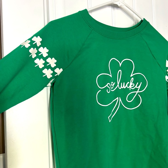 Girls green sweatshirt with clovers on sleeves and “so lucky” on front - Picture 2 of 3